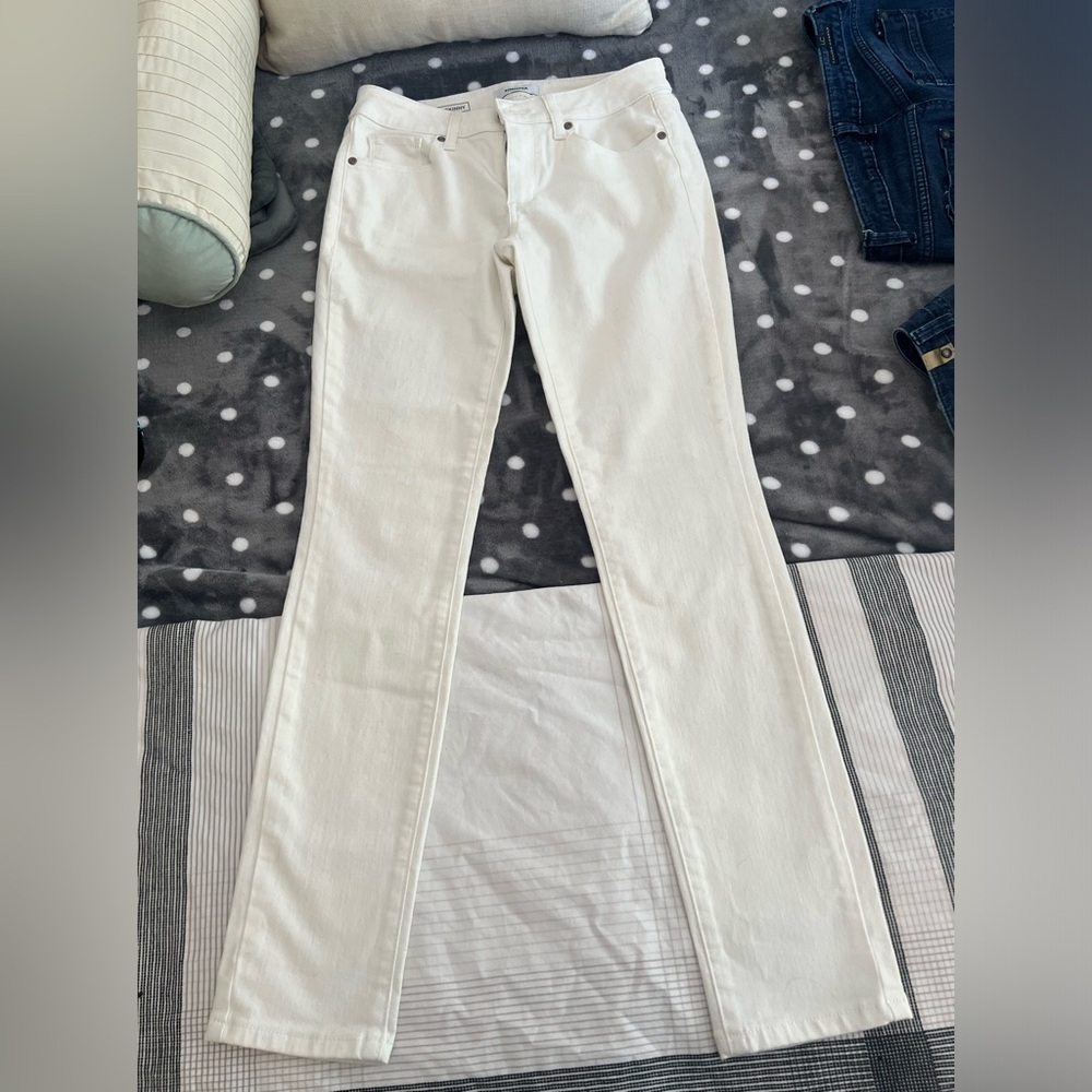Sonoma size 4. Women’s white skinny jeans.